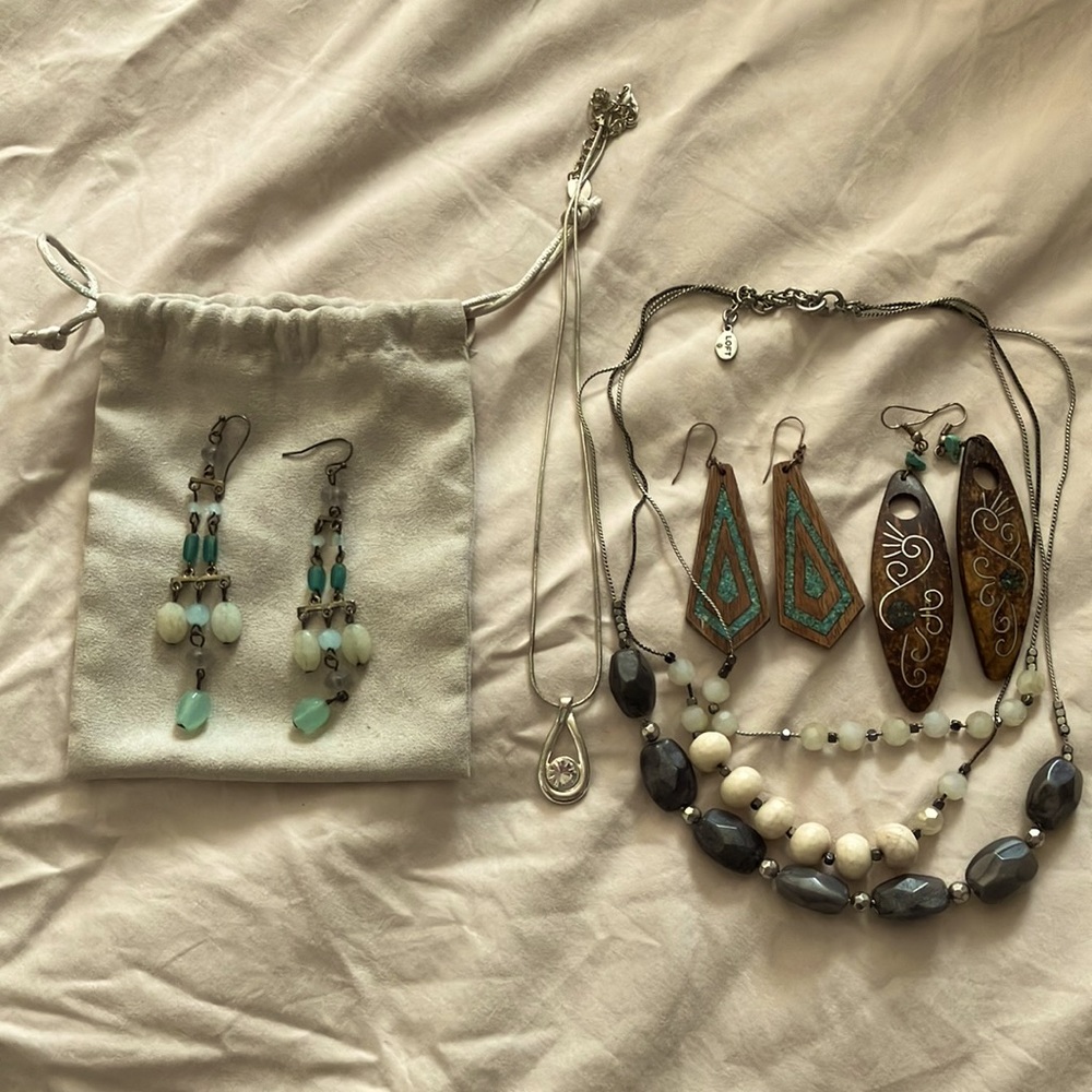 💍 Jewelry Combo! 3 pairs of earrings and 2 necklaces! 💅